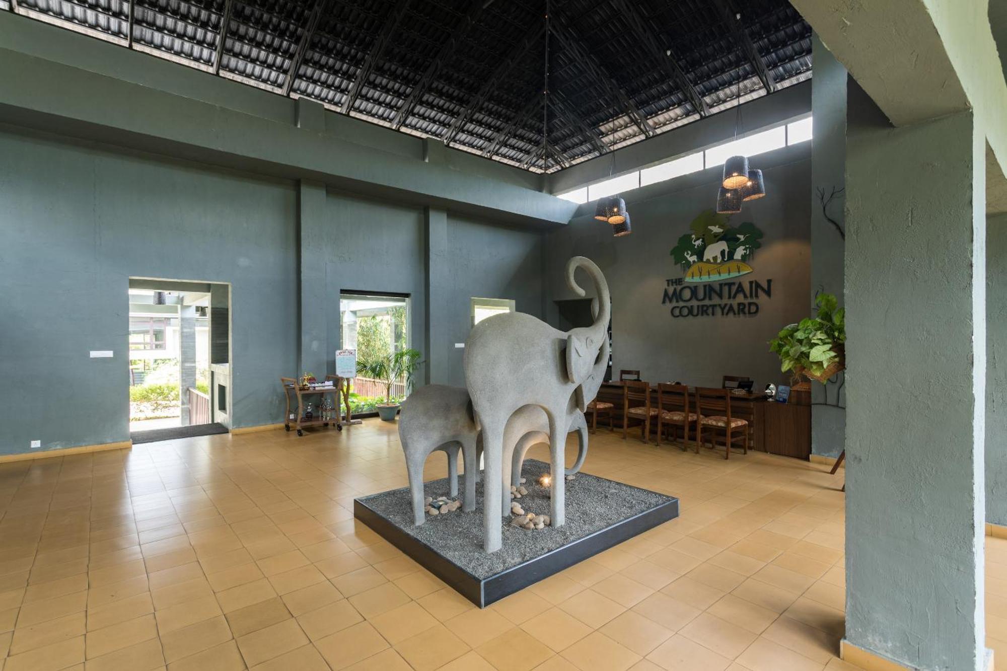 Hotel The Mountain Courtyard Thekkady Esterno foto
