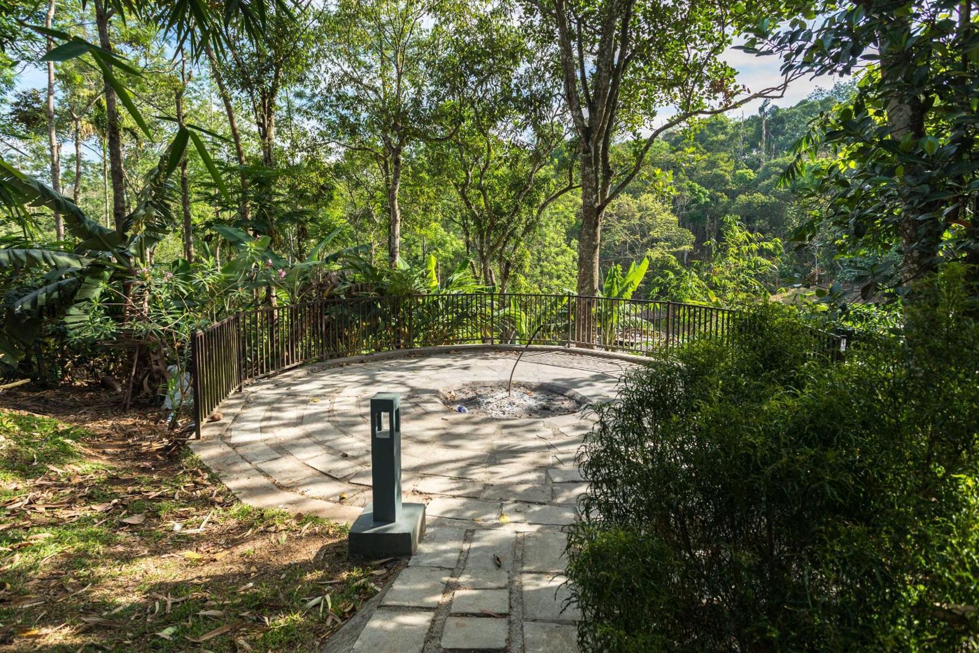 Hotel The Mountain Courtyard Thekkady Esterno foto