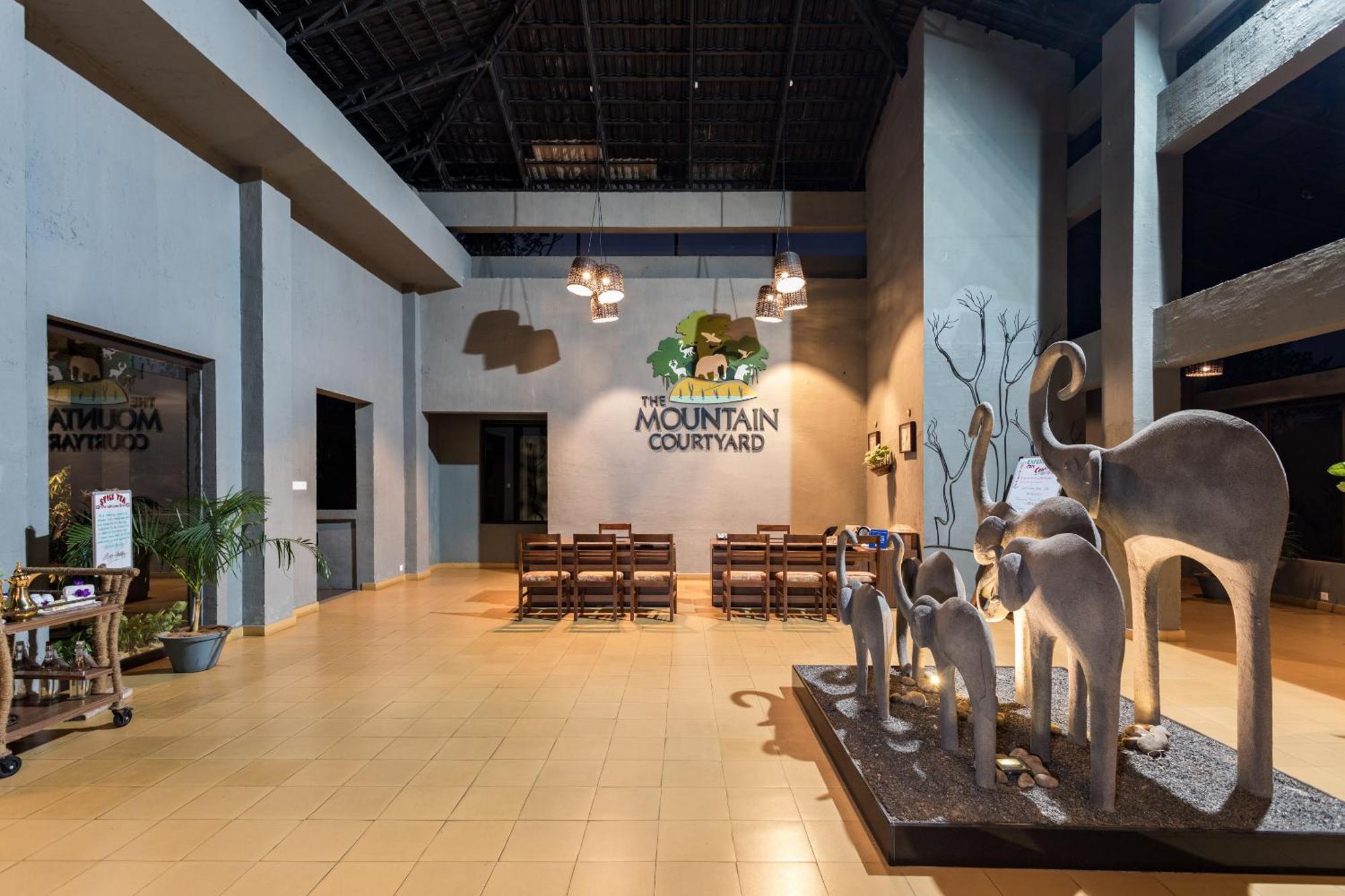 Hotel The Mountain Courtyard Thekkady Esterno foto