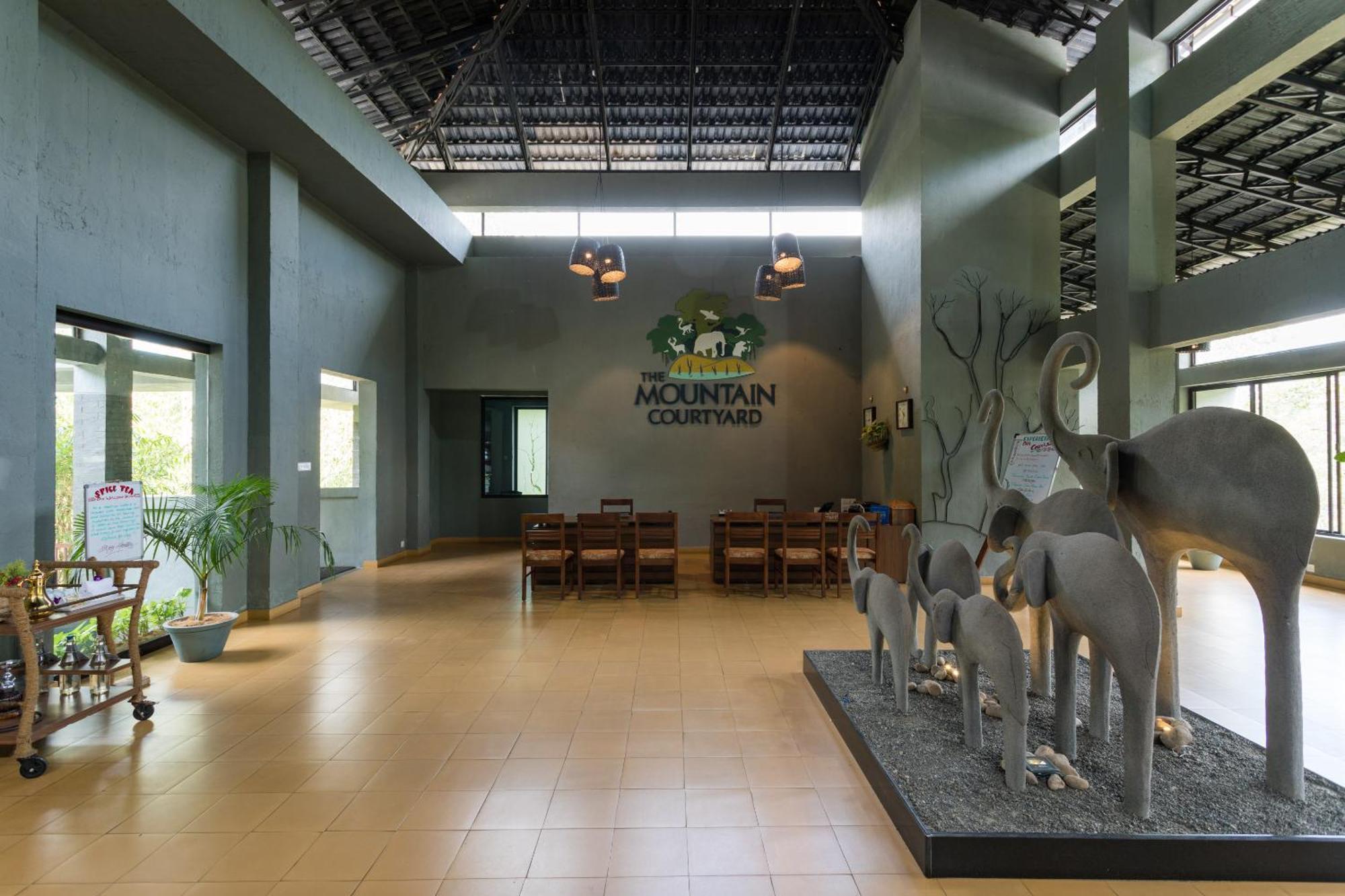 Hotel The Mountain Courtyard Thekkady Esterno foto