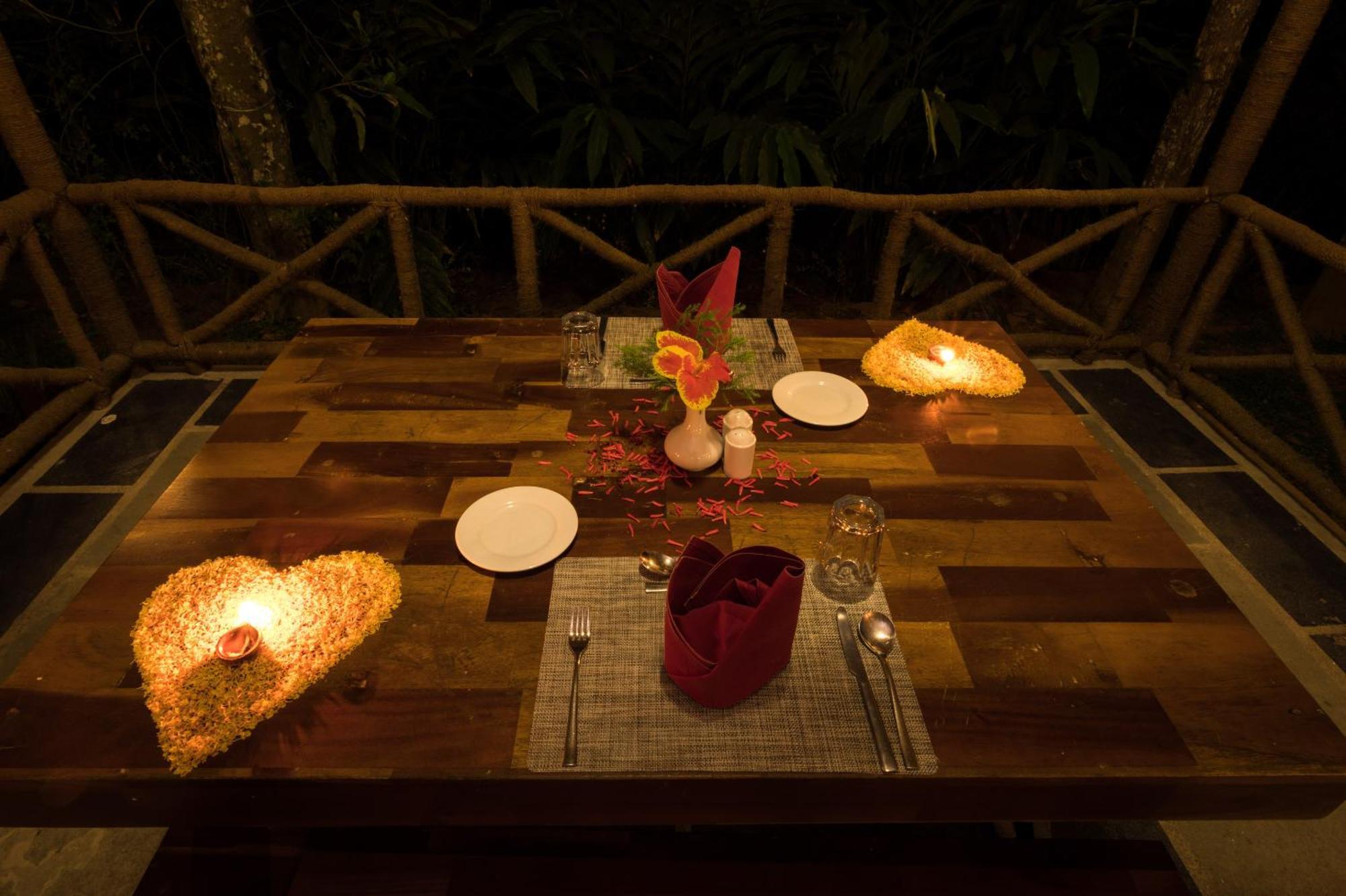 Hotel The Mountain Courtyard Thekkady Esterno foto