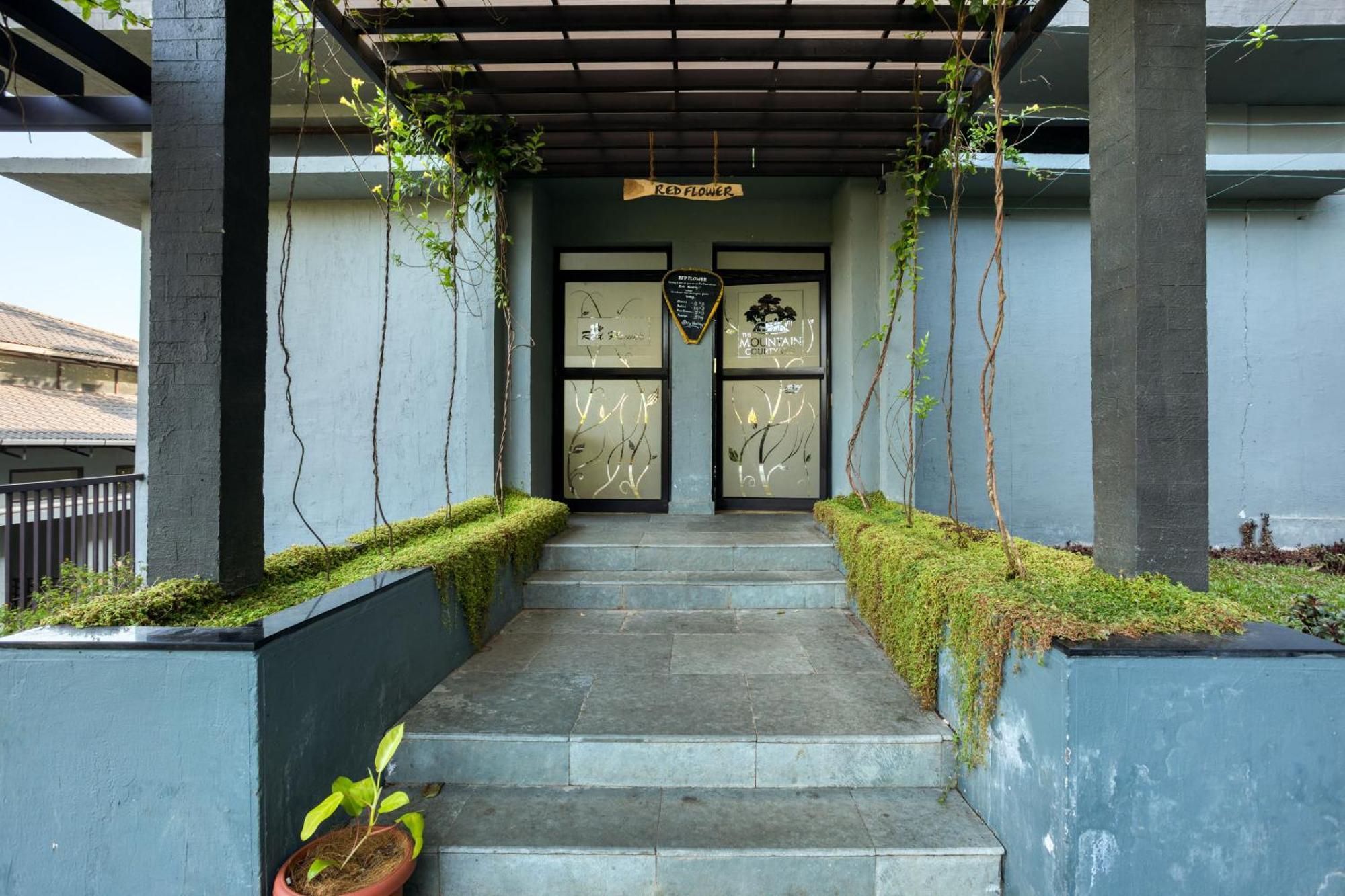 Hotel The Mountain Courtyard Thekkady Esterno foto