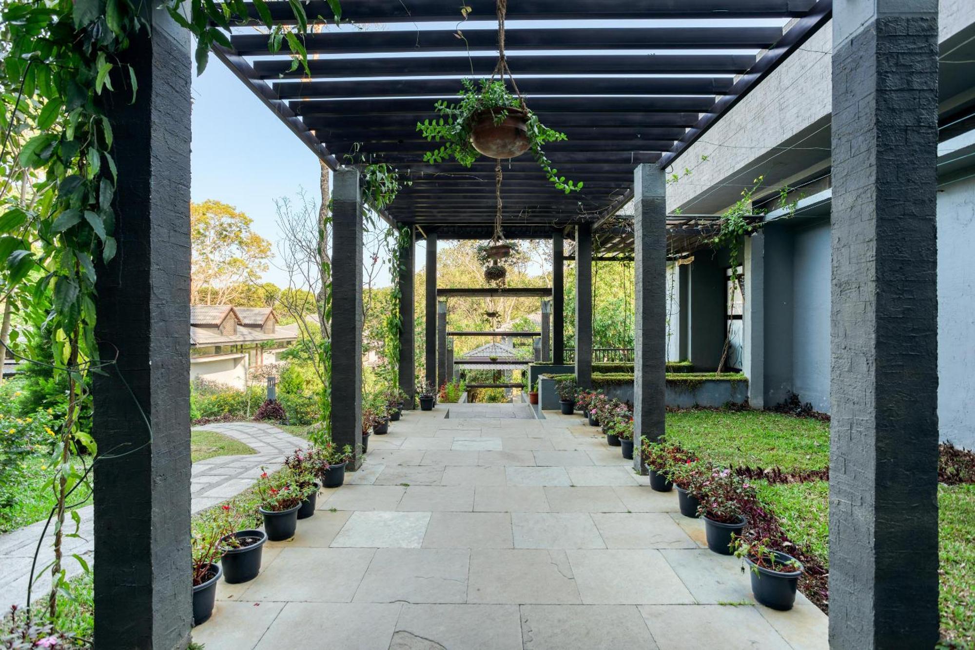 Hotel The Mountain Courtyard Thekkady Esterno foto