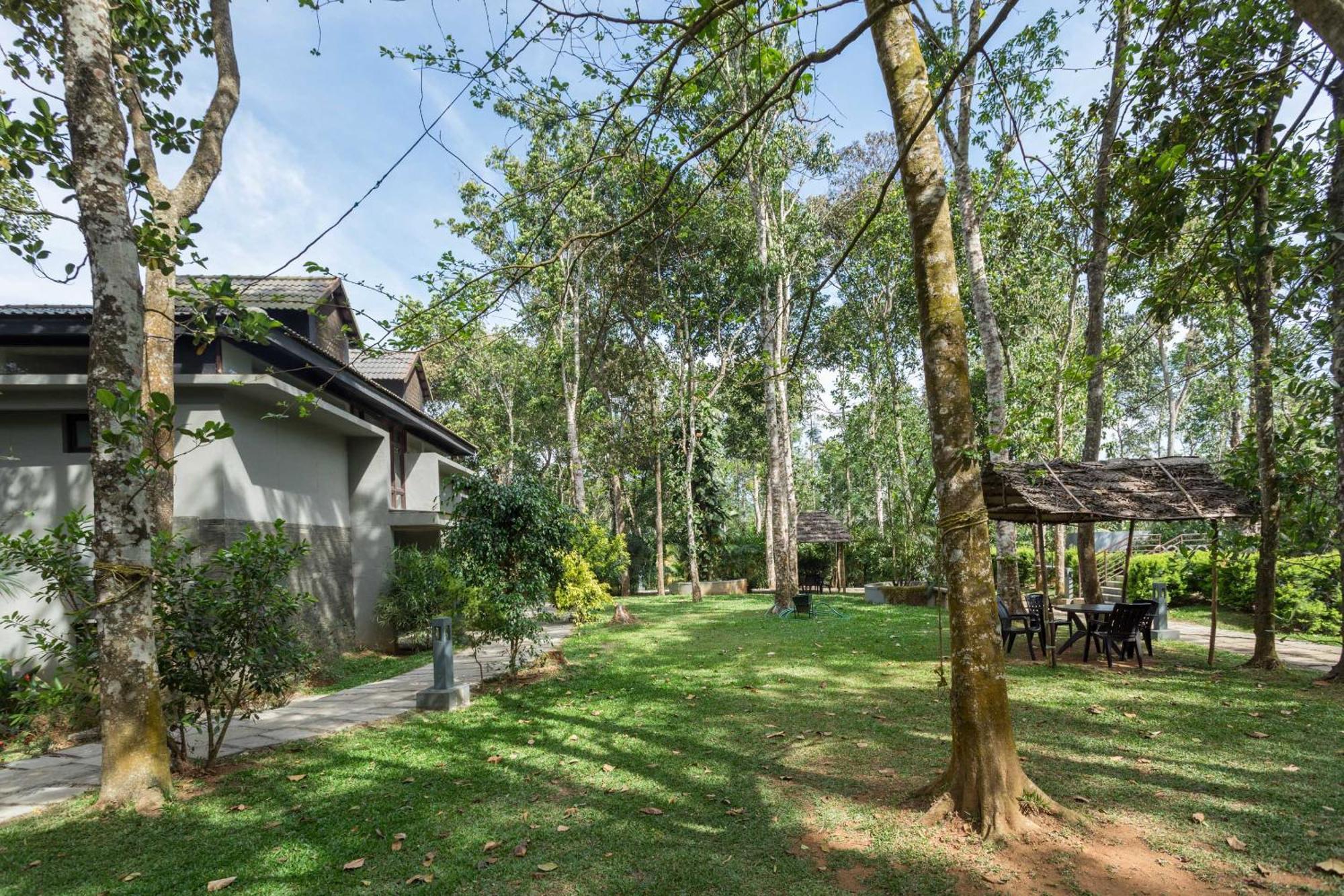 Hotel The Mountain Courtyard Thekkady Esterno foto